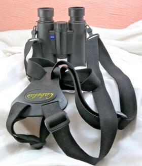 02824137 Zeiss Binoculars 10x30 Bt #02824137 With Cabelas Harness/strap Hungary